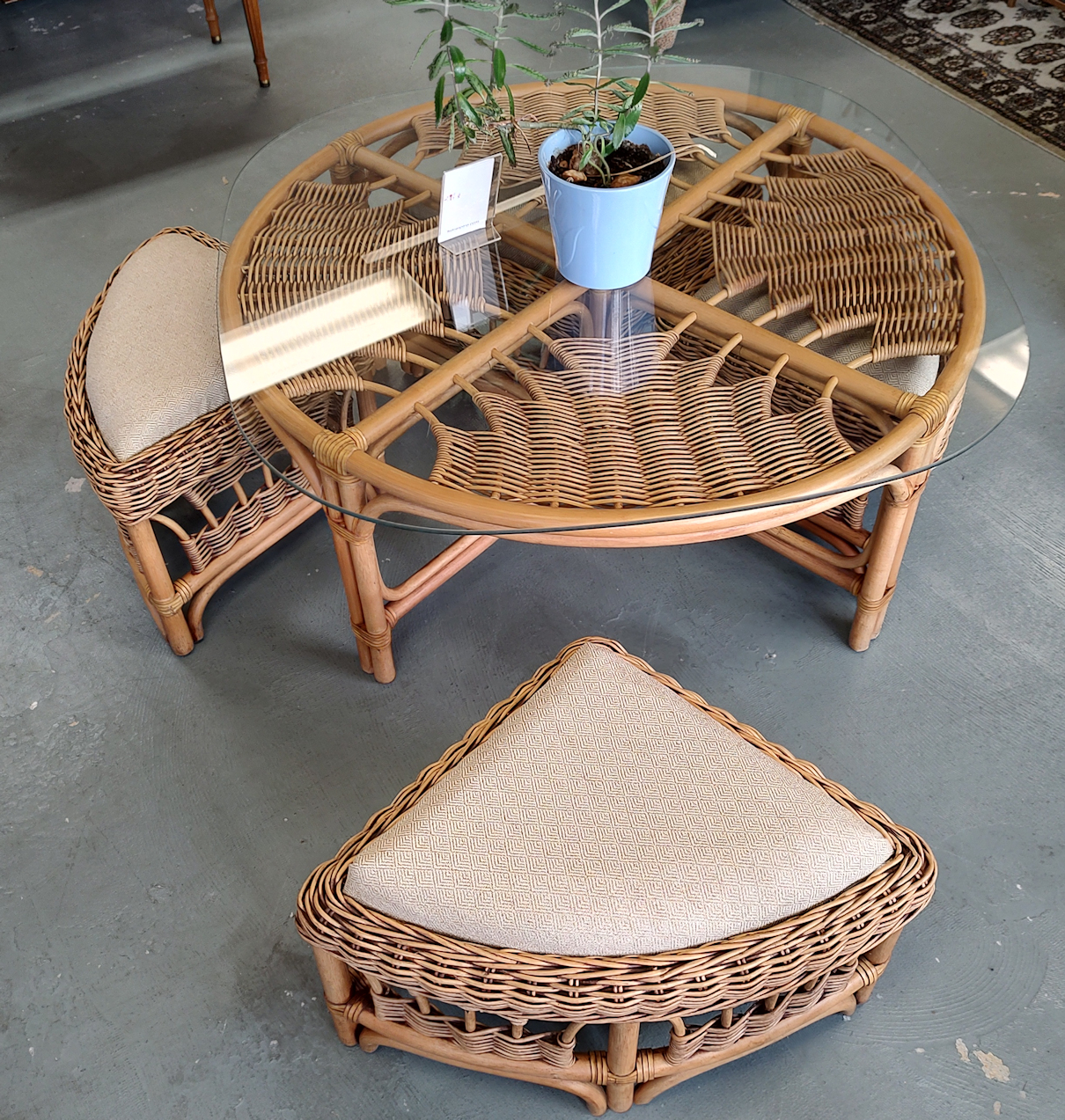 LR0642-natural-wicker-round-table-4stools